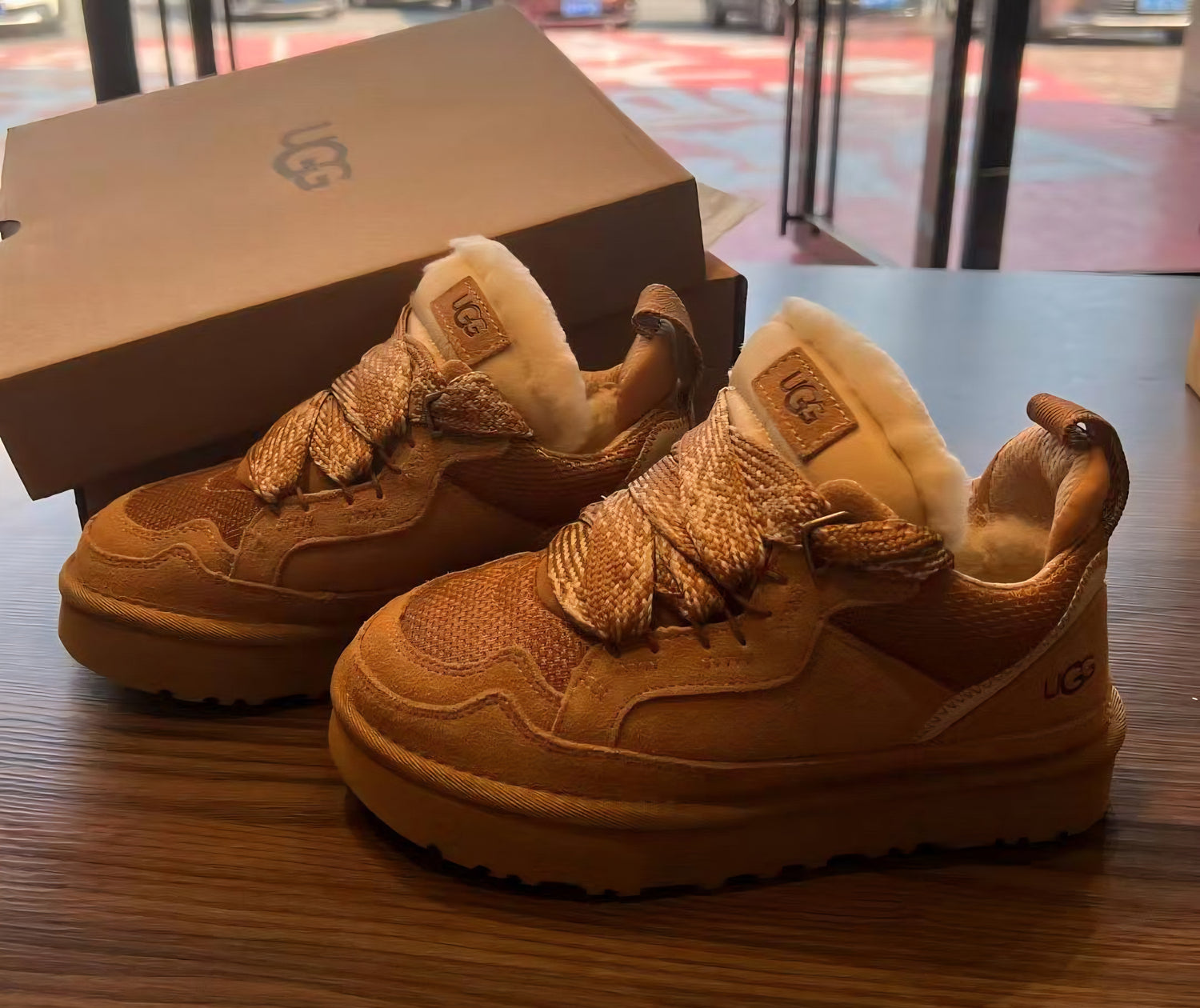 ----- UGG Lowmel -----